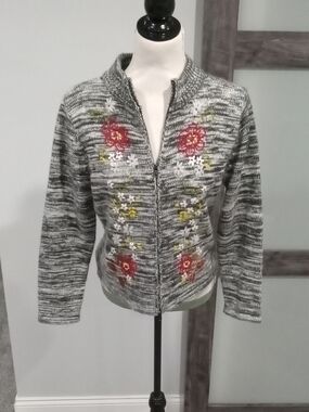 Outfit Petite Gray Space Dye/heathered Sweater  Red White & Green Floral Size PM